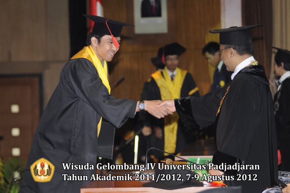 wisuda-unpad-gel-iv-2011_2012-fakultas-hukum-oleh-rektor-149