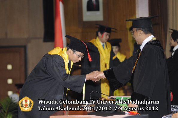 wisuda-unpad-gel-iv-2011_2012-fakultas-hukum-oleh-rektor-150