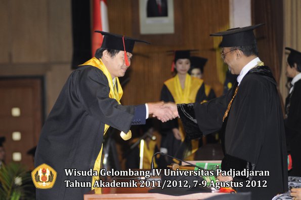 wisuda-unpad-gel-iv-2011_2012-fakultas-hukum-oleh-rektor-151