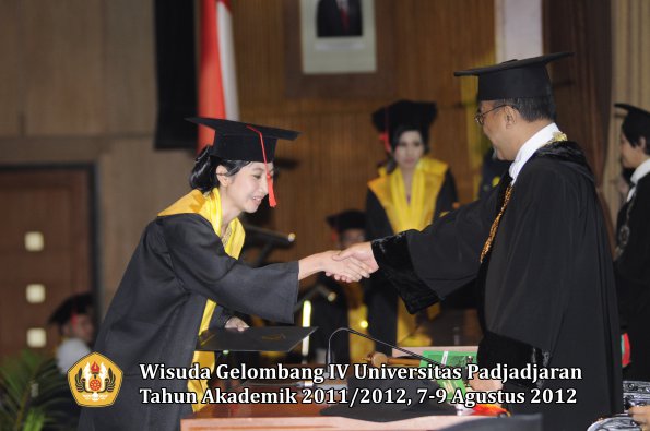 wisuda-unpad-gel-iv-2011_2012-fakultas-hukum-oleh-rektor-152