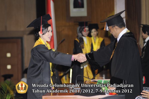 wisuda-unpad-gel-iv-2011_2012-fakultas-hukum-oleh-rektor-153