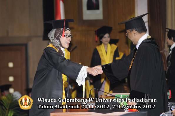 wisuda-unpad-gel-iv-2011_2012-fakultas-hukum-oleh-rektor-154