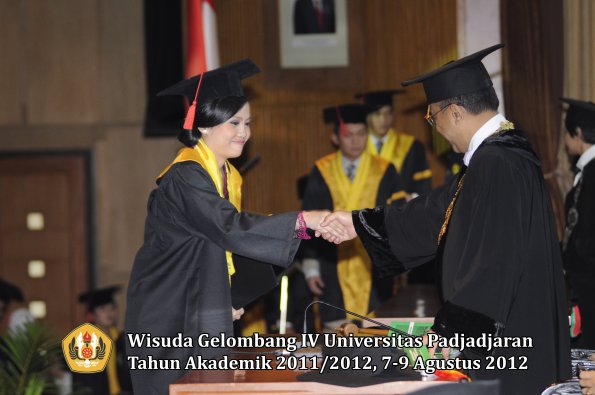 wisuda-unpad-gel-iv-2011_2012-fakultas-hukum-oleh-rektor-155