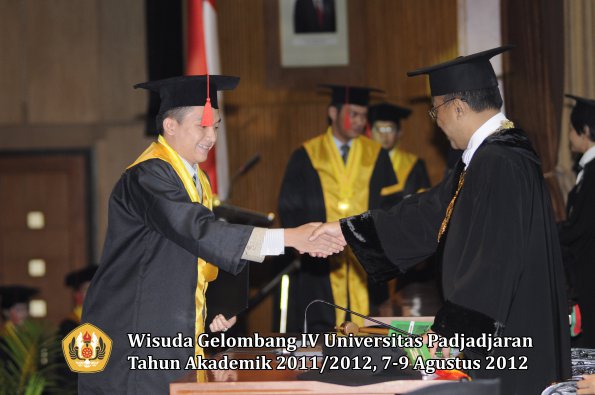 wisuda-unpad-gel-iv-2011_2012-fakultas-hukum-oleh-rektor-156