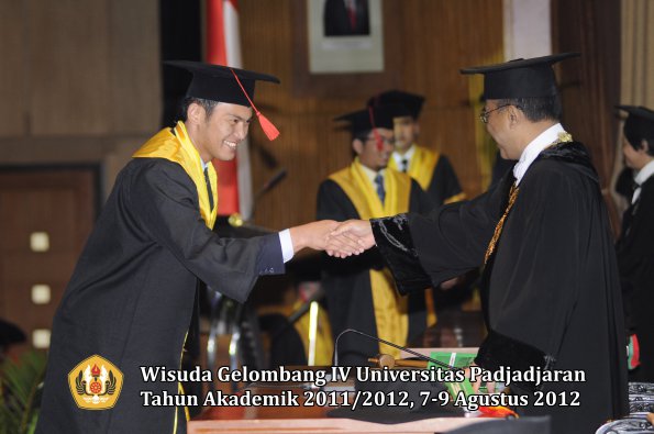 wisuda-unpad-gel-iv-2011_2012-fakultas-hukum-oleh-rektor-157