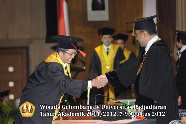 wisuda-unpad-gel-iv-2011_2012-fakultas-hukum-oleh-rektor-158