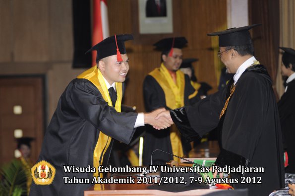 wisuda-unpad-gel-iv-2011_2012-fakultas-hukum-oleh-rektor-159