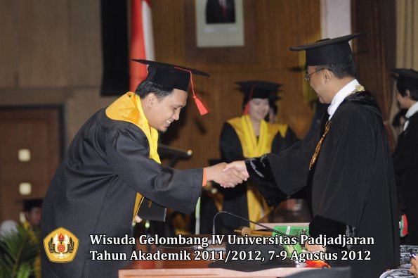 wisuda-unpad-gel-iv-2011_2012-fakultas-hukum-oleh-rektor-160