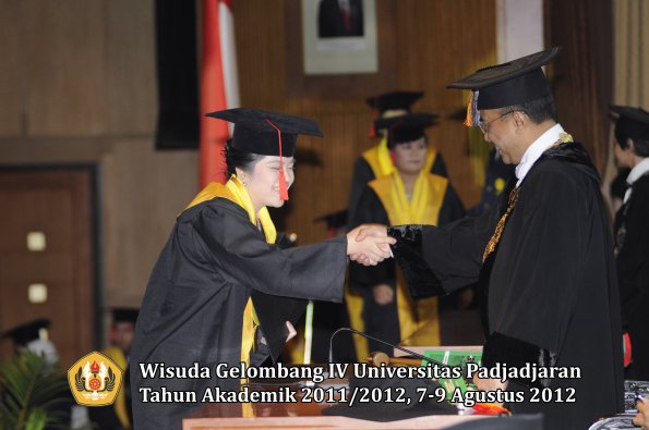 wisuda-unpad-gel-iv-2011_2012-fakultas-hukum-oleh-rektor-161