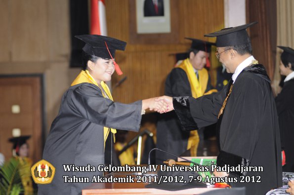 wisuda-unpad-gel-iv-2011_2012-fakultas-hukum-oleh-rektor-162