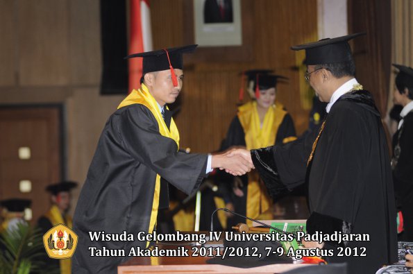 wisuda-unpad-gel-iv-2011_2012-fakultas-hukum-oleh-rektor-165