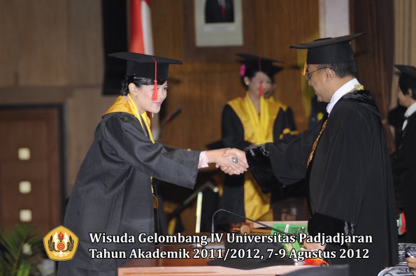 wisuda-unpad-gel-iv-2011_2012-fakultas-hukum-oleh-rektor-166