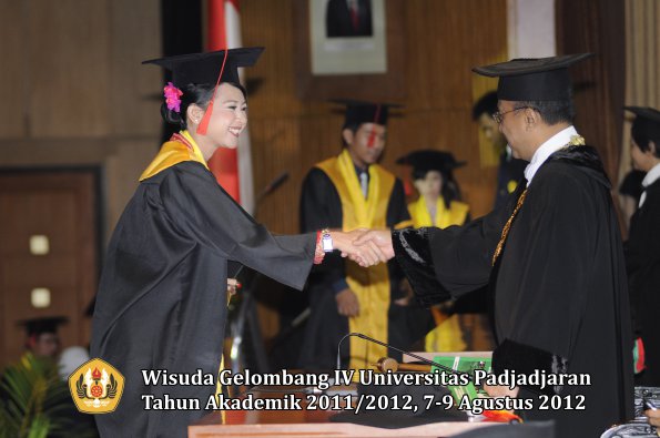 wisuda-unpad-gel-iv-2011_2012-fakultas-hukum-oleh-rektor-167