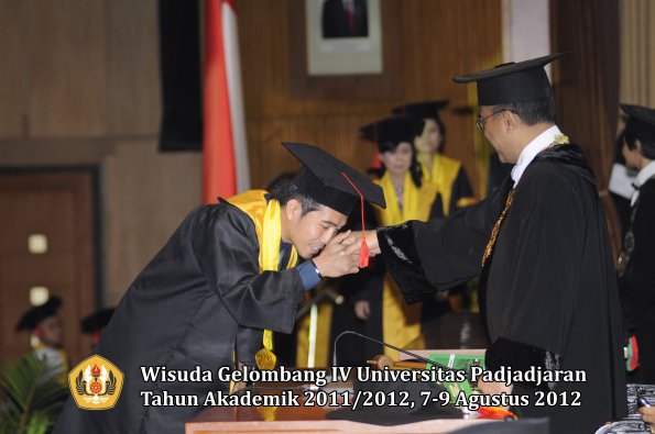 wisuda-unpad-gel-iv-2011_2012-fakultas-hukum-oleh-rektor-168