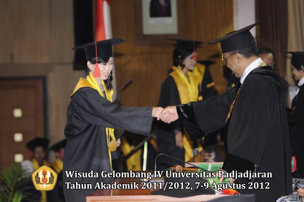 wisuda-unpad-gel-iv-2011_2012-fakultas-hukum-oleh-rektor-169