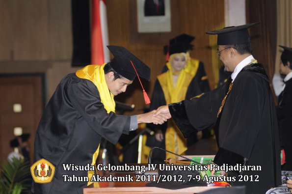 wisuda-unpad-gel-iv-2011_2012-fakultas-hukum-oleh-rektor-172