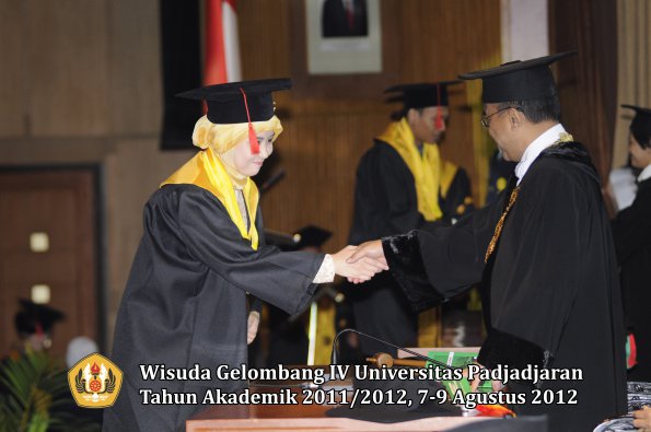 wisuda-unpad-gel-iv-2011_2012-fakultas-hukum-oleh-rektor-173