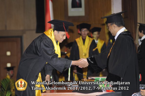 wisuda-unpad-gel-iv-2011_2012-fakultas-hukum-oleh-rektor-174