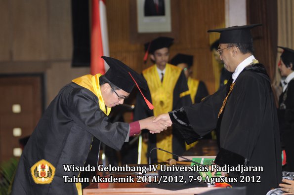 wisuda-unpad-gel-iv-2011_2012-fakultas-hukum-oleh-rektor-175