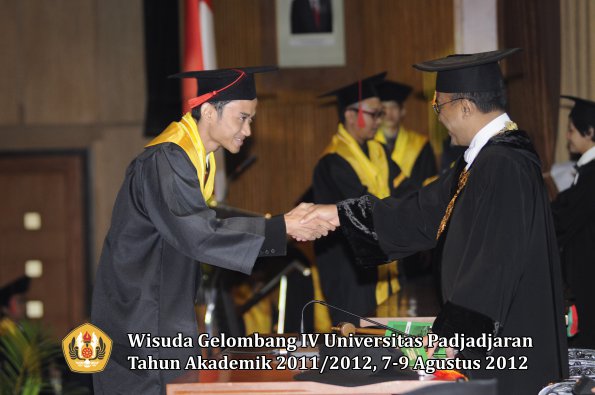 wisuda-unpad-gel-iv-2011_2012-fakultas-hukum-oleh-rektor-176