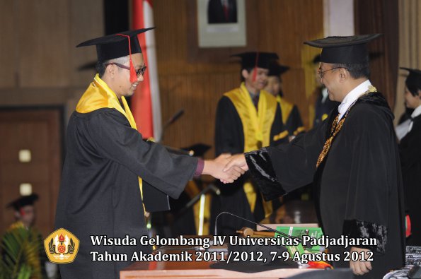 wisuda-unpad-gel-iv-2011_2012-fakultas-hukum-oleh-rektor-177