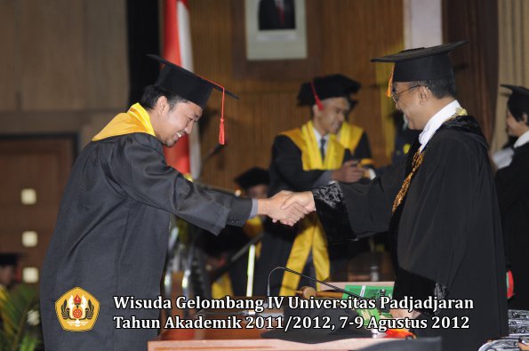 wisuda-unpad-gel-iv-2011_2012-fakultas-hukum-oleh-rektor-179