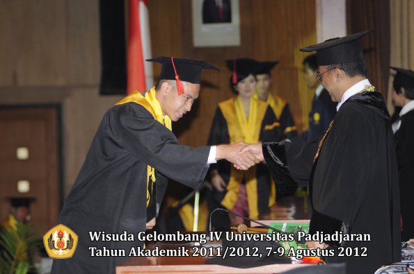 wisuda-unpad-gel-iv-2011_2012-fakultas-hukum-oleh-rektor-180