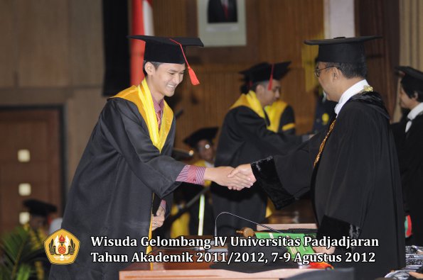 wisuda-unpad-gel-iv-2011_2012-fakultas-hukum-oleh-rektor-182