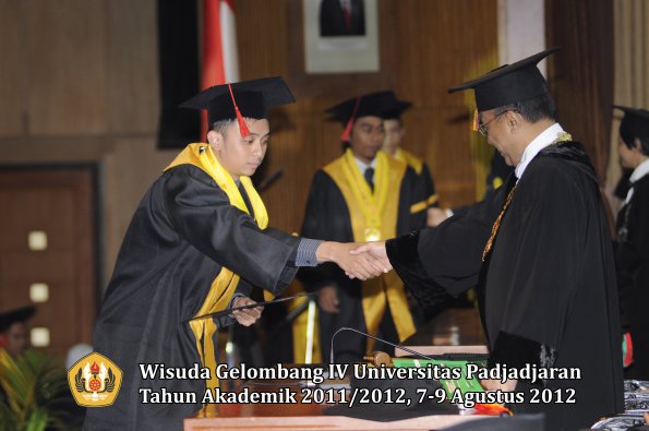 wisuda-unpad-gel-iv-2011_2012-fakultas-hukum-oleh-rektor-183