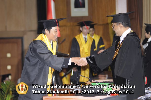 wisuda-unpad-gel-iv-2011_2012-fakultas-hukum-oleh-rektor-184