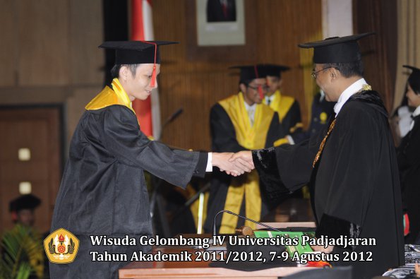 wisuda-unpad-gel-iv-2011_2012-fakultas-hukum-oleh-rektor-185