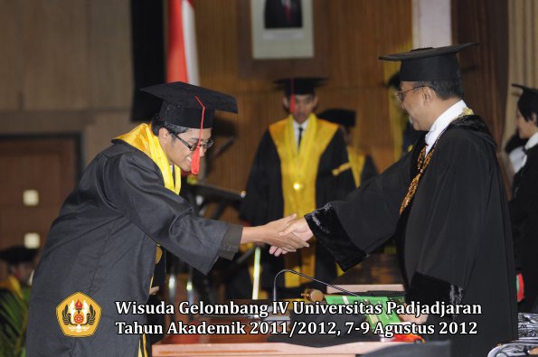 wisuda-unpad-gel-iv-2011_2012-fakultas-hukum-oleh-rektor-186