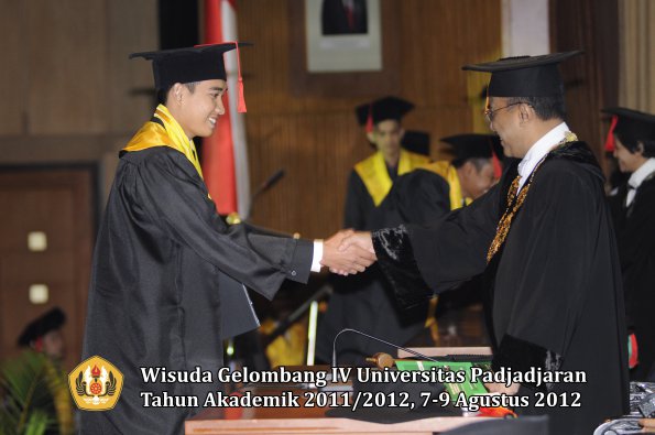 wisuda-unpad-gel-iv-2011_2012-fakultas-hukum-oleh-rektor-187