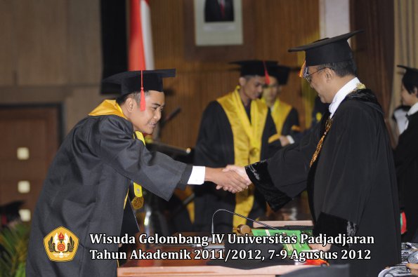 wisuda-unpad-gel-iv-2011_2012-fakultas-hukum-oleh-rektor-188