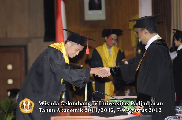 wisuda-unpad-gel-iv-2011_2012-fakultas-hukum-oleh-rektor-189