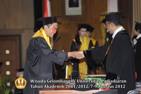 wisuda-unpad-gel-iv-2011_2012-fakultas-hukum-oleh-rektor-190