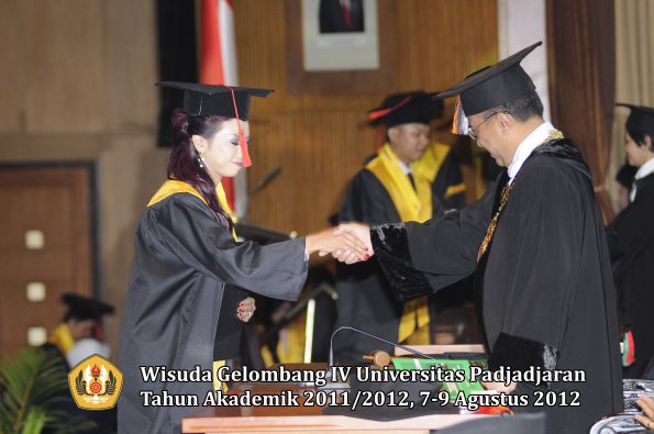 wisuda-unpad-gel-iv-2011_2012-fakultas-hukum-oleh-rektor-191