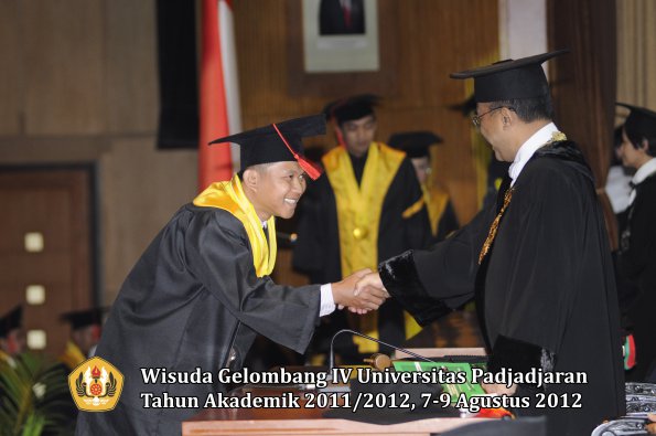 wisuda-unpad-gel-iv-2011_2012-fakultas-hukum-oleh-rektor-192