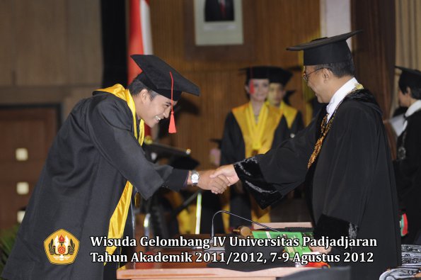 wisuda-unpad-gel-iv-2011_2012-fakultas-hukum-oleh-rektor-193