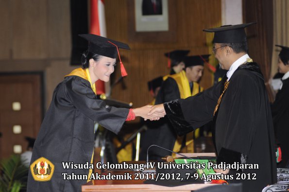 wisuda-unpad-gel-iv-2011_2012-fakultas-hukum-oleh-rektor-194