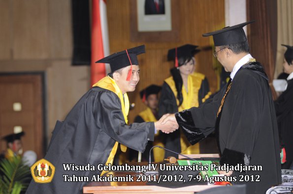 wisuda-unpad-gel-iv-2011_2012-fakultas-hukum-oleh-rektor-195