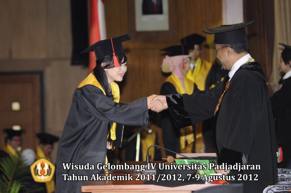 wisuda-unpad-gel-iv-2011_2012-fakultas-hukum-oleh-rektor-196