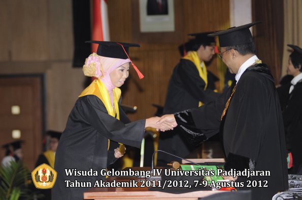 wisuda-unpad-gel-iv-2011_2012-fakultas-hukum-oleh-rektor-197