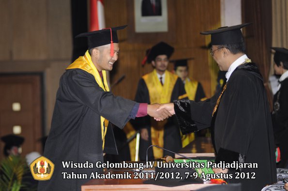 wisuda-unpad-gel-iv-2011_2012-fakultas-hukum-oleh-rektor-199