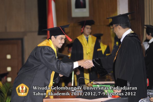 wisuda-unpad-gel-iv-2011_2012-fakultas-hukum-oleh-rektor-200