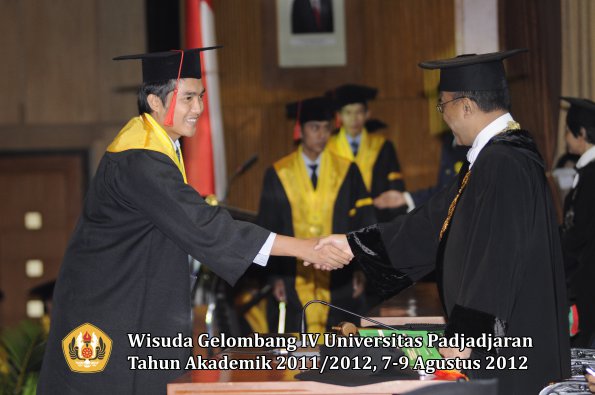 wisuda-unpad-gel-iv-2011_2012-fakultas-hukum-oleh-rektor-201