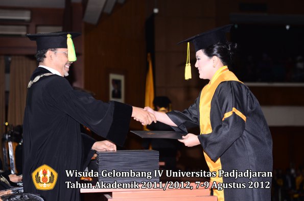 wisuda-unpad-gel-iv-2011_2012-fikom-oleh-dekan-021