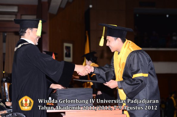 wisuda-unpad-gel-iv-2011_2012-fikom-oleh-dekan-022