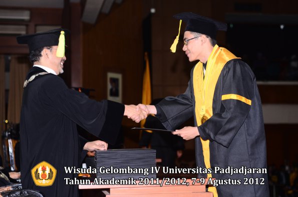 wisuda-unpad-gel-iv-2011_2012-fikom-oleh-dekan-023