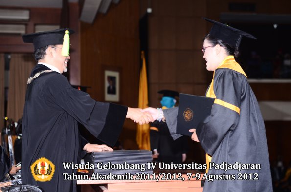 wisuda-unpad-gel-iv-2011_2012-fikom-oleh-dekan-029